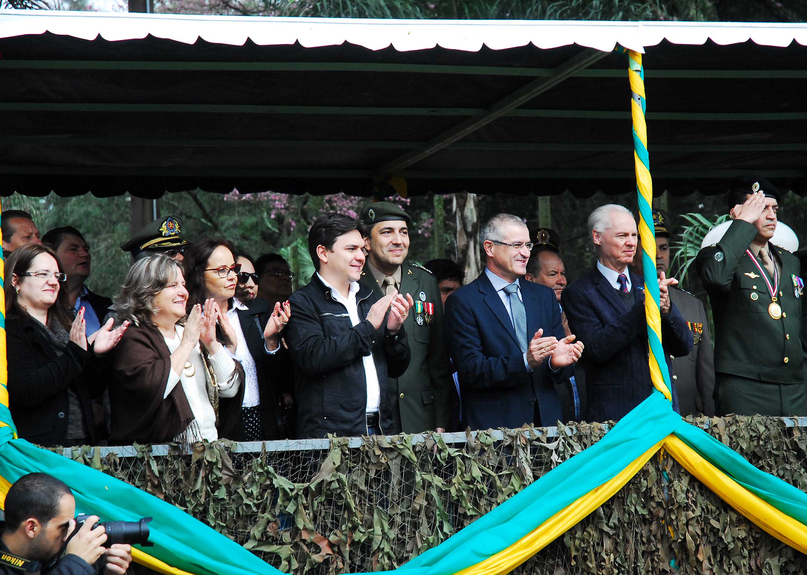 Desfile militar e show de bandas marcam comemorações da Semana da Pátria.